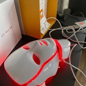 LED LIGHT MASK AND NECK EXCELLENT CONDITION WORKS GREAT